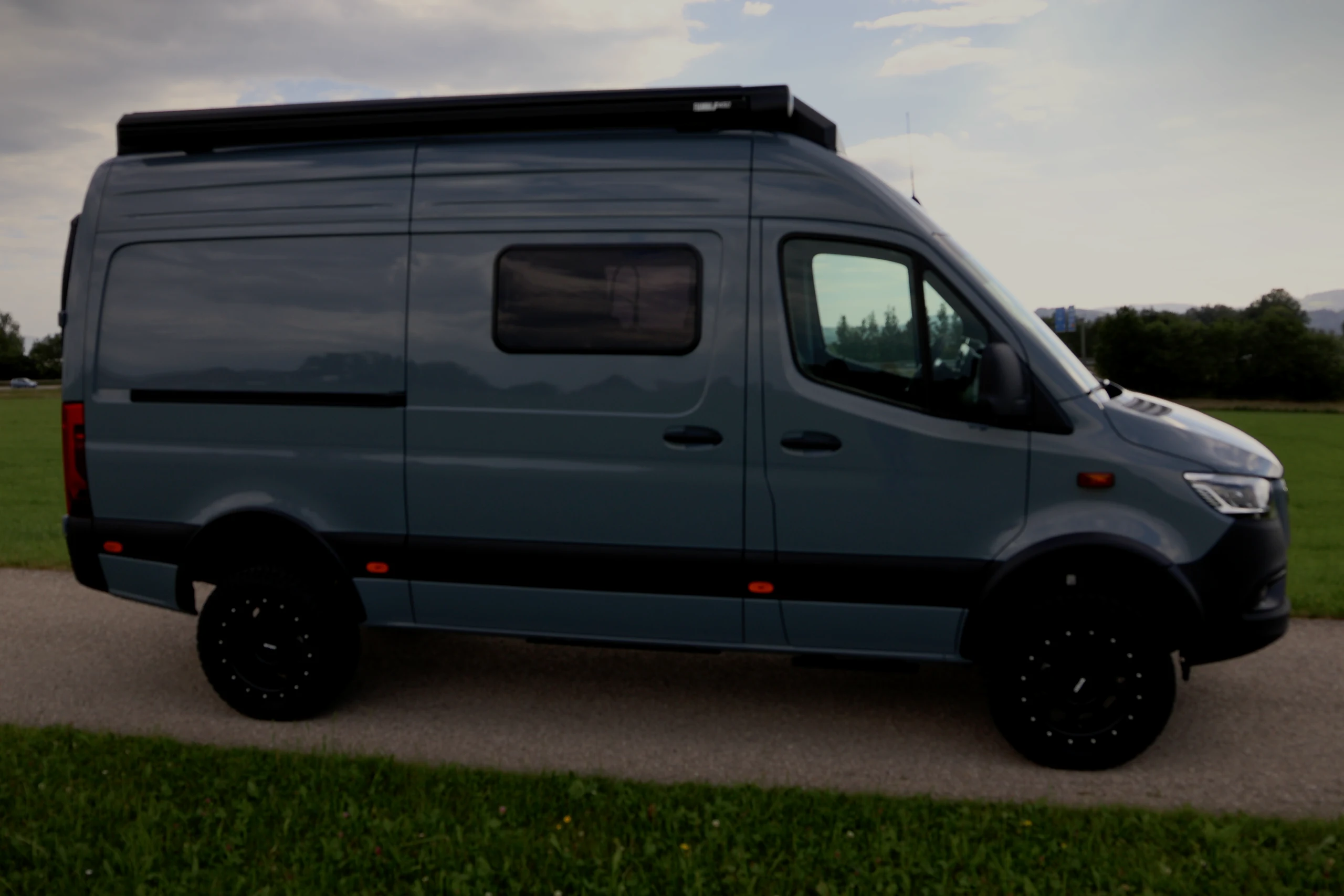Mercedes-Benz Sprinter Camper von Busmacher auf einem Feldweg im Allgäu
