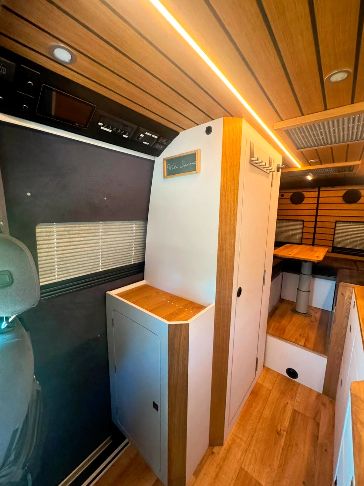 Nasszelle mit Holzverkleidung in einem Busmacher Camper