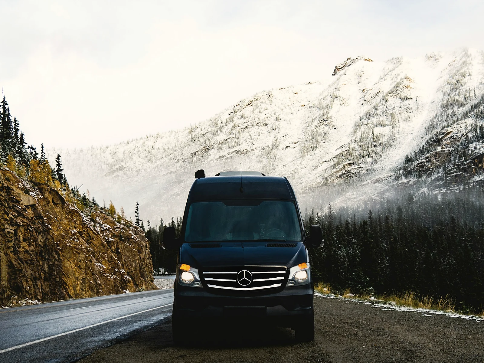 Mercedes-Benz Sprinter Camper auf einer verschneiten Passstraße