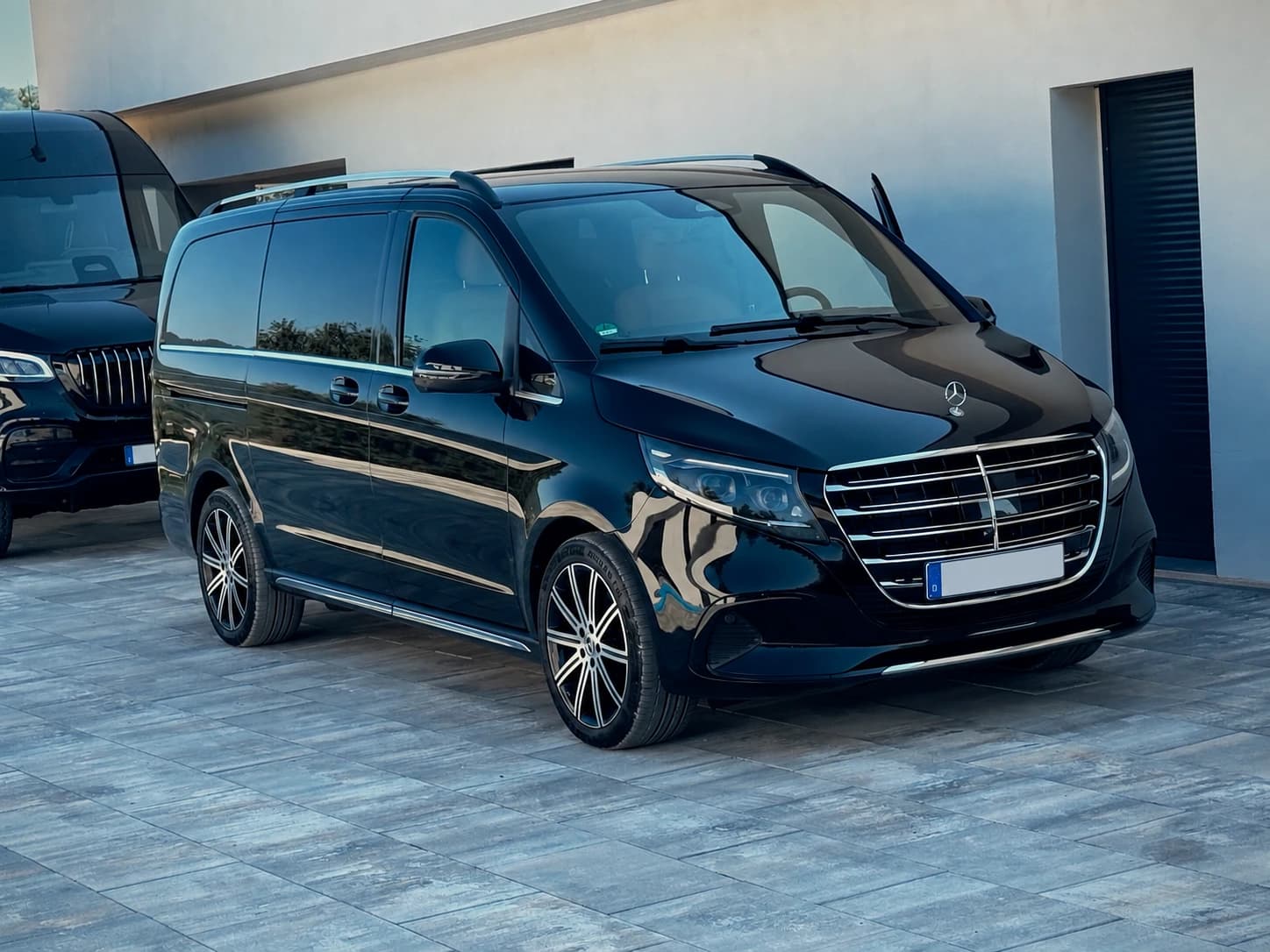 Mercedes-Benz V 300 d VIP Exclusive — Außenansicht 1
